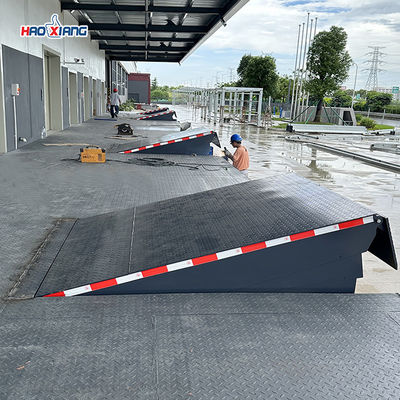 Grey Safe 10T-20T Hydraulic Dock Leveler Loading Dock Ramps With 400mm Lip Length